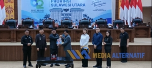 Penyerahan Dokumen usai Rapat Paripurna. (dok.mediaalternatif)