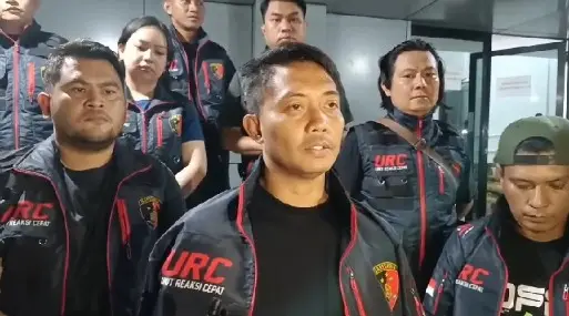 Tim URC Resmob Polda Sulut bersama Kanit II Ipda Andros Hinur. Saat di wawancarai perihal pengungkapan kasus tersebut. (dok.istimewa)