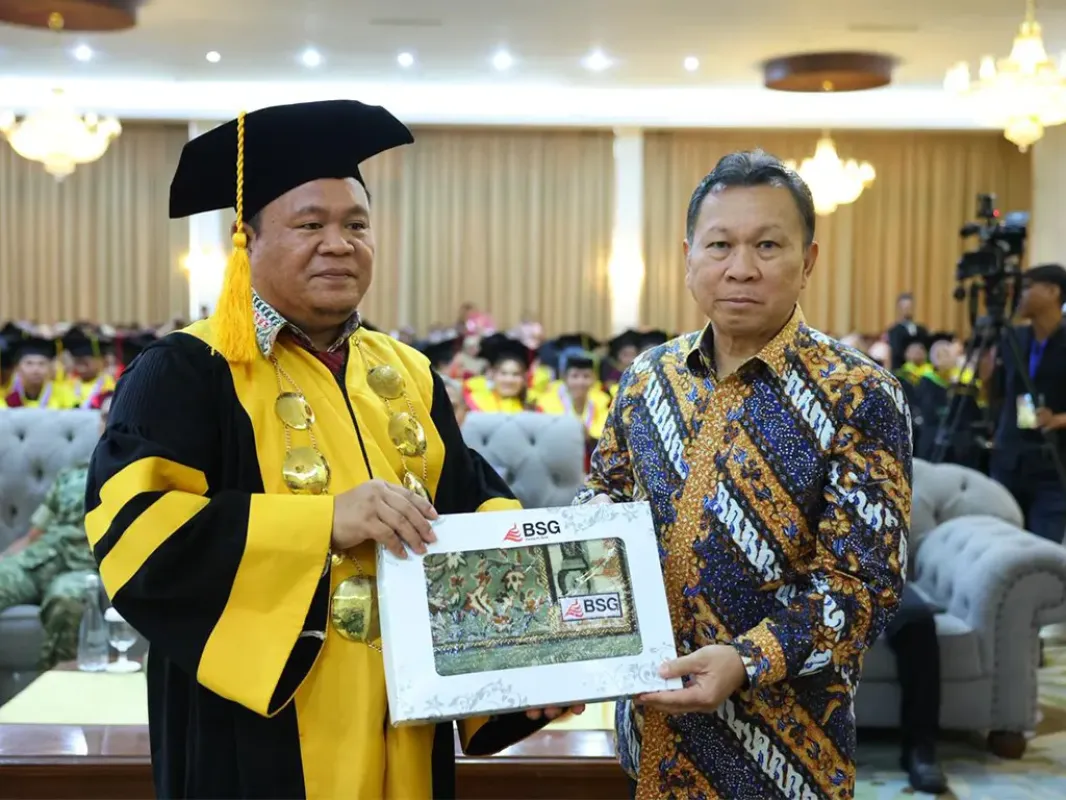 Momen Dirut BSG Revino Pepah setelah penandatanganan Nota Kesepahaman (Memorandum of Understanding/MoU) dan Perjanjian Kerja Sama (PKS) dengan sejumlah pimpinan perguruan tinggi se-Bolaang Mongondow Raya (BMR).