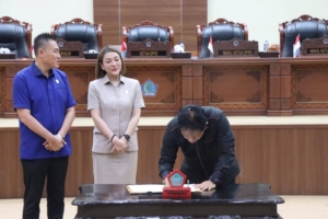 Penetapan Rencana Kerja Tahunan (RKT) 2027 melalui rapat paripurna yang berlangsung di Ruang Rapat Paripurna DPRD Sulut, Senin (12/10/2026).