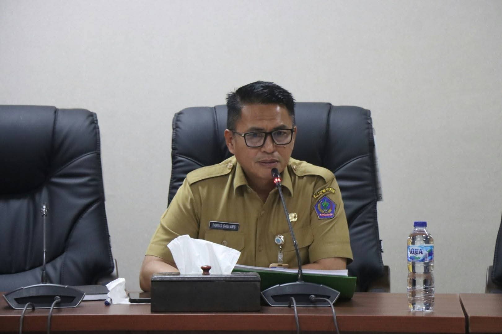 Sekretaris Daerah Provinsi Sulawesi Utara, Tahlis Gampang saat pembahasan bersama di DPRD Sulut.