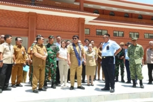 Gubernur YSK saat berada di SMA Taruna Nusantara.