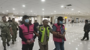 Kejaksaan saat mengamankan kedua tersangka Kedua tersangka berinisial AFS dan JRMS