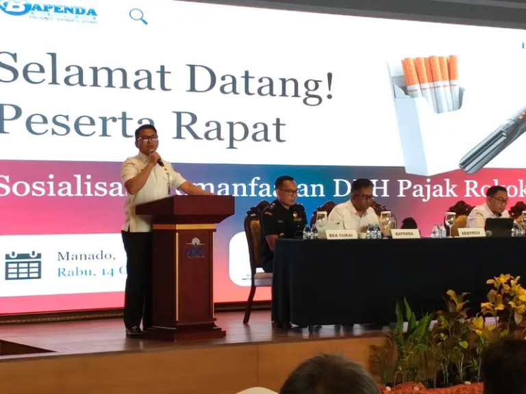 Sekprov Tahlis Gallang beri sambutan dalam Sosialisasi Peredaran Rokok Tidak Bercukai dan Cukai Ilegal Tata Kelola Pajak Rokok, oleh Bapenda Sulut di Hotel NDC Manado, (14/10/26).