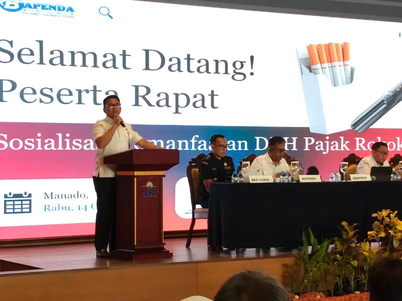 Sekprov Tahlis Gallang beri sambutan dalam Sosialisasi Peredaran Rokok Tidak Bercukai dan Cukai Ilegal Tata Kelola Pajak Rokok, oleh Bapenda Sulut di Hotel NDC Manado, (14/10/26).