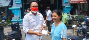 Tim Ahli Gubernur Bidang Teknologi Informasi (IT), Januardo Binilang saat membagikan masker kepada warga.