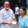 Tim Ahli Gubernur Bidang Teknologi Informasi (IT), Januardo Binilang saat membagikan masker kepada warga.