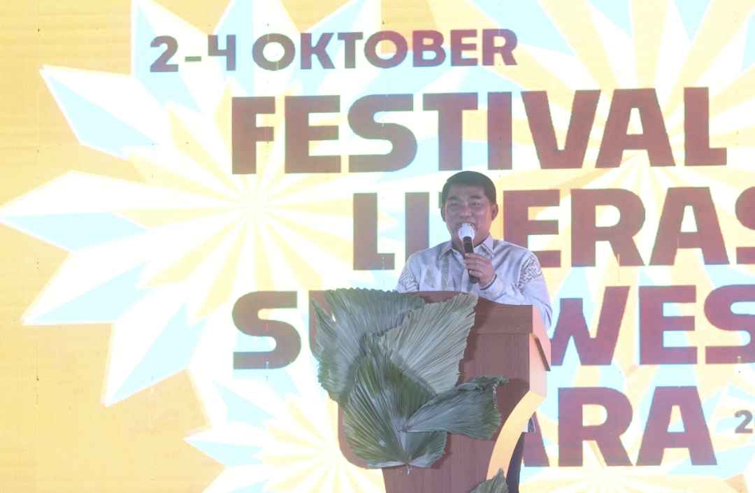 Gubernur Sulut Mayjen TNI (Purn) Yulius Selvanus, SE saat menutup kegiatan Festival Literasi Sulut 2026, di Museum Negeri Sulawesi Utara, Minggu (4/10/2026)