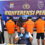 Dirreskrimsus Polda Sulut Kombes Pol FX Winardi Prabowo didampingi Kasubdit Siber AKBP Effendy Tubagus dan Kasubbid Penmas Bidhumas AKBP Peter Gosal dalam konferensi pers di Balai Wartawan Polda Sulut, Rabu (7/10/2026).