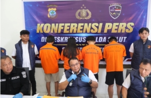 Dirreskrimsus Polda Sulut Kombes Pol FX Winardi Prabowo didampingi Kasubdit Siber AKBP Effendy Tubagus dan Kasubbid Penmas Bidhumas AKBP Peter Gosal dalam konferensi pers di Balai Wartawan Polda Sulut, Rabu (7/10/2026).