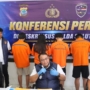 Dirreskrimsus Polda Sulut Kombes Pol FX Winardi Prabowo didampingi Kasubdit Siber AKBP Effendy Tubagus dan Kasubbid Penmas Bidhumas AKBP Peter Gosal dalam konferensi pers di Balai Wartawan Polda Sulut, Rabu (7/10/2026).