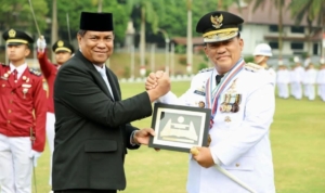 Gubernur YSK saat menerima penghargaan di Kampus IPDN. (Istimewa)