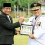 Gubernur YSK saat menerima penghargaan di Kampus IPDN. (Istimewa)