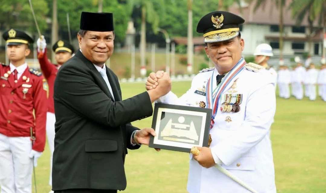 Gubernur YSK saat menerima penghargaan di Kampus IPDN. (Istimewa)