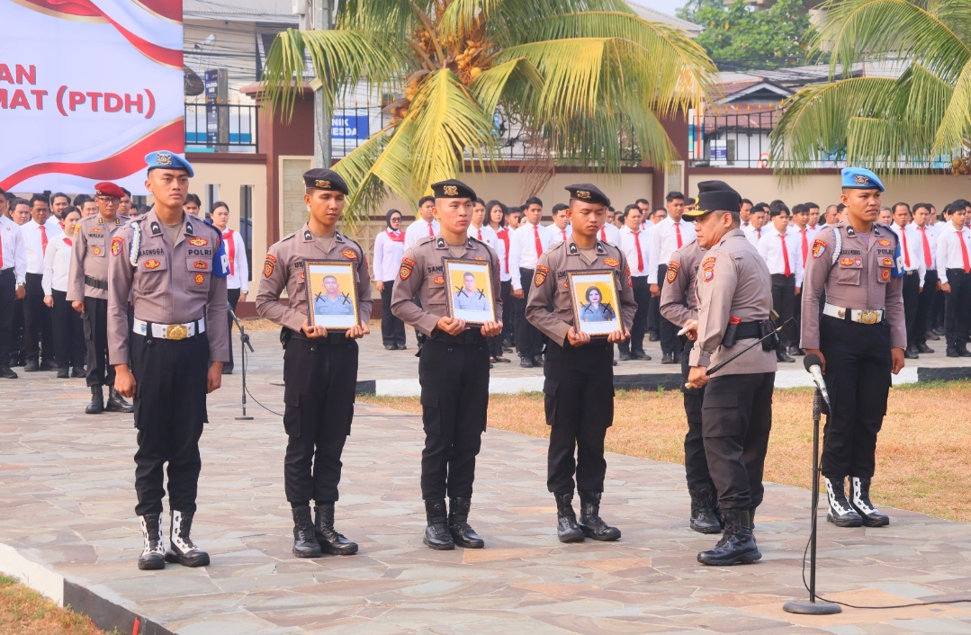 Prosesi PTDH secara simbolis dalam upacara yang dipimpin langsung Kapolda Sulut Irjen Pol Yudo Hermanto di halaman Mapolda Sulut, Rabu (14/10/2026).