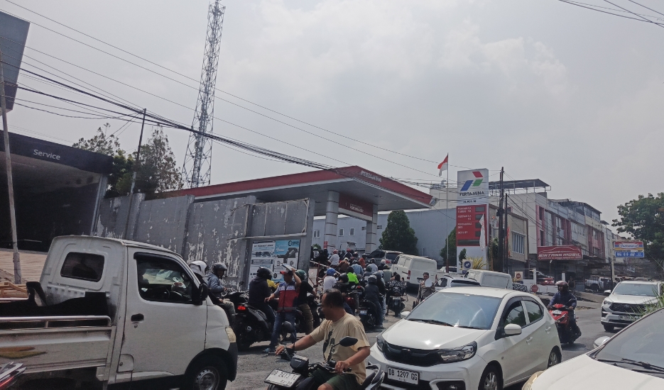 Antrian panjang di SPBU 74.951.10 Winangun. (dok.mediaalternatif)