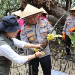 Kapolda Sulawesi Utara (Sulut) Irjen Pol Yudo Hermanto bersama Ketua Bhayangkari Daerah Sulut, Ny. Shinta Yudo, melalui aksi penanaman pohon mangrove di kawasan pesisir Pulau Bunaken, Rabu (21/10/2026).