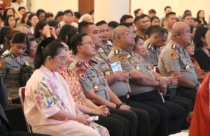 Wakapolda Sulawesi Utara Brigjen Pol Susetio Cahyadi, S.I.K., M.H., M.M., bersama sejumlah Pejabat Utama (PJU) Polda Sulut dan Bhayangkari menghadiri ibadah Minggu di Gereja Pantekosta di Indonesia (GPdI) Samrat, Manado, Minggu (25/10/2026).