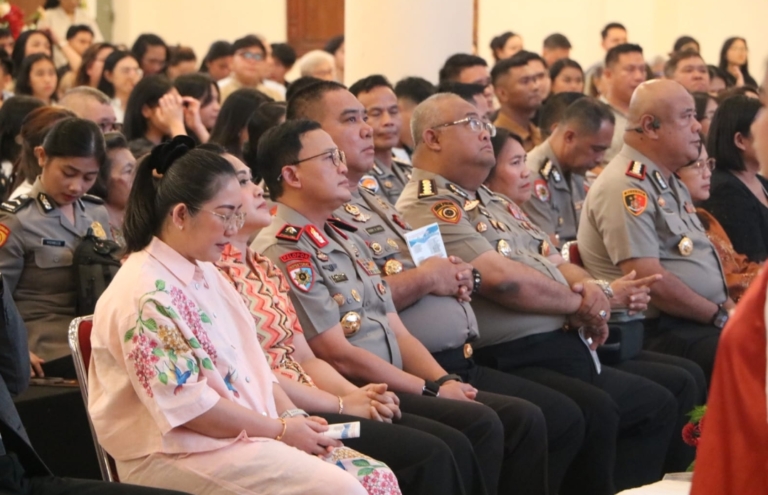 Wakapolda Sulawesi Utara Brigjen Pol Susetio Cahyadi, S.I.K., M.H., M.M., bersama sejumlah Pejabat Utama (PJU) Polda Sulut dan Bhayangkari menghadiri ibadah Minggu di Gereja Pantekosta di Indonesia (GPdI) Samrat, Manado, Minggu (25/10/2026).